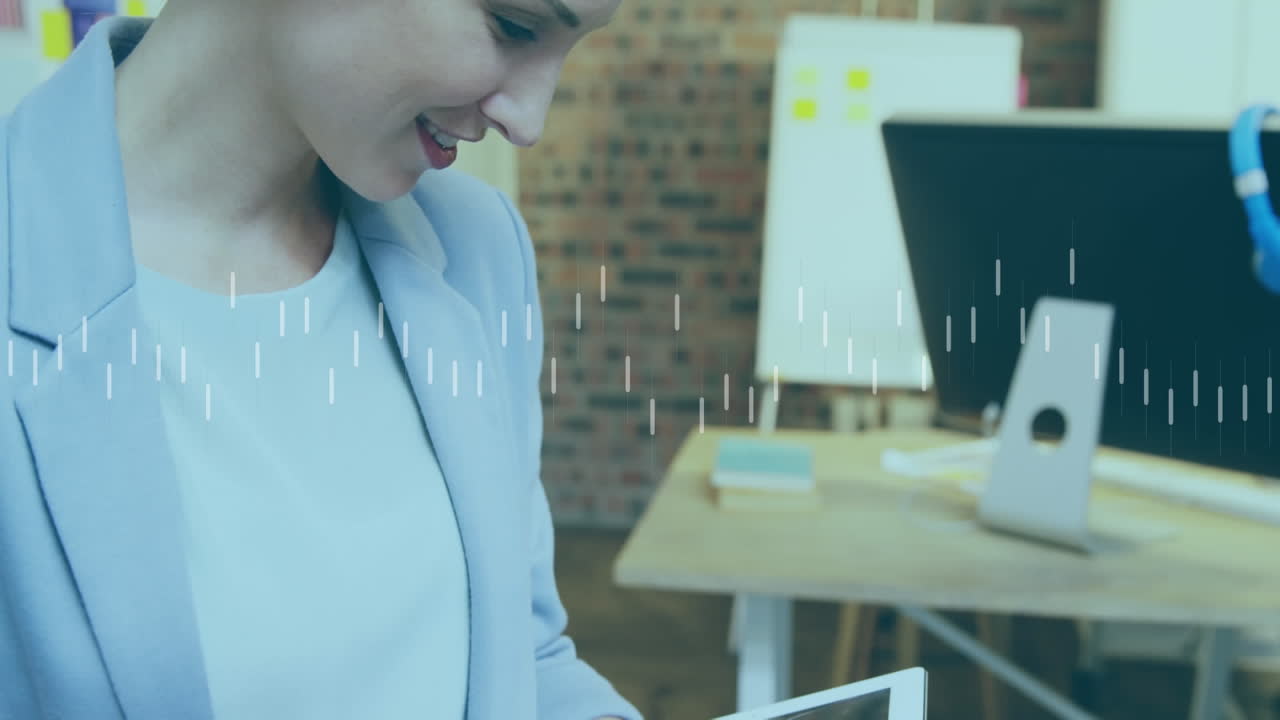 animación del procesamiento de datos sobre una mujer de negocios caucásica en la oficina