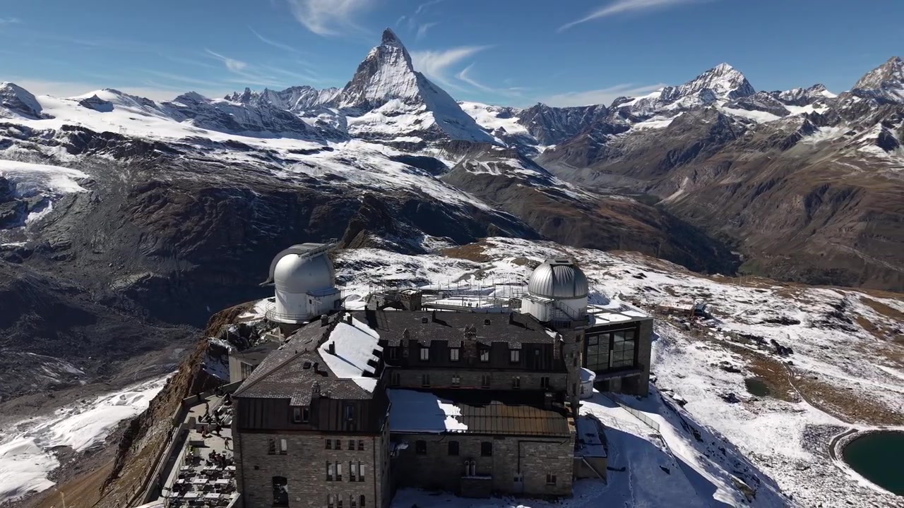 Sorvolo aereo sull'osservatorio del Gornergrat a Zermatt, Svizzera, con vista sul Cervino in una giornata autunnale innevata nelle Alpi svizzere