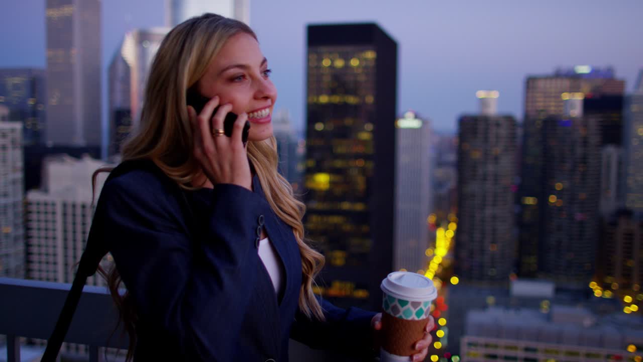 색 미국인 사업가 여성이 해가 뜨면 모바일 기술을 사용합니다.