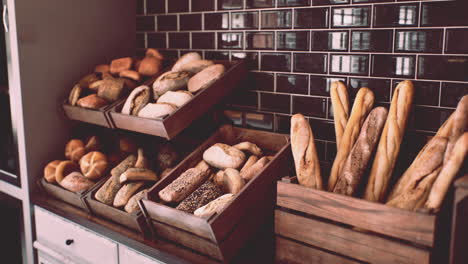 Frisches-Brot-Auf-Regalen-In-Der-Bäckerei