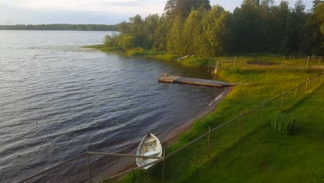 See-Mit-Kleinen-Wellen-Im-Sommer-In-Finnland,-Entspannender-Ort-Zum-Verweilen