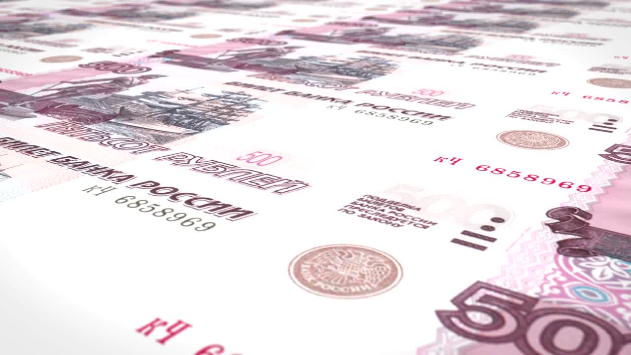 Billetes de quinientos rublos rusos deslizándose en pantalla, dinero en efectivo, en bucle