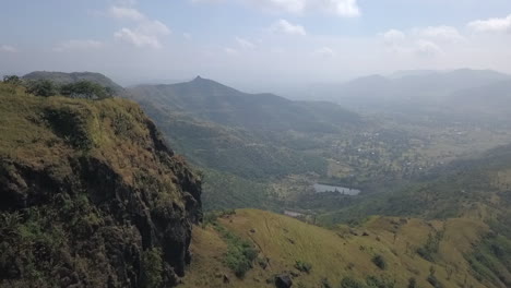 Luftaufnahmen-An-Steilen-Felsklippen-Vorbei,-Um-Ein-üppiges-Grünes-Tal-Im-Ländlichen-Indien-Freizulegen