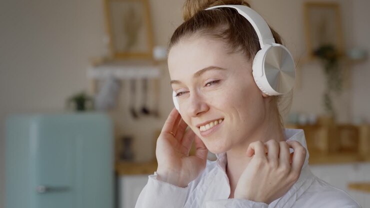 Donna che ascolta musica in cucina