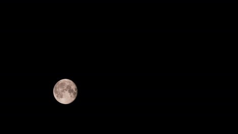 vista inferior de la luna moviéndose en un