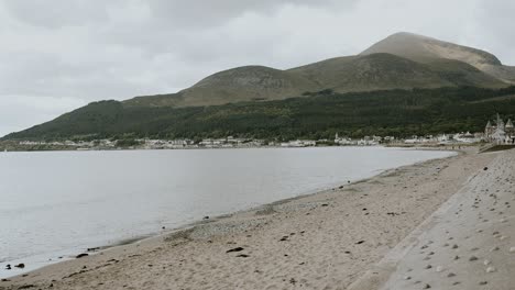 Blick-Auf-Die-Mourne-Mountains-Von-Newcastle-Beach-An-Bewölkten-Tagen