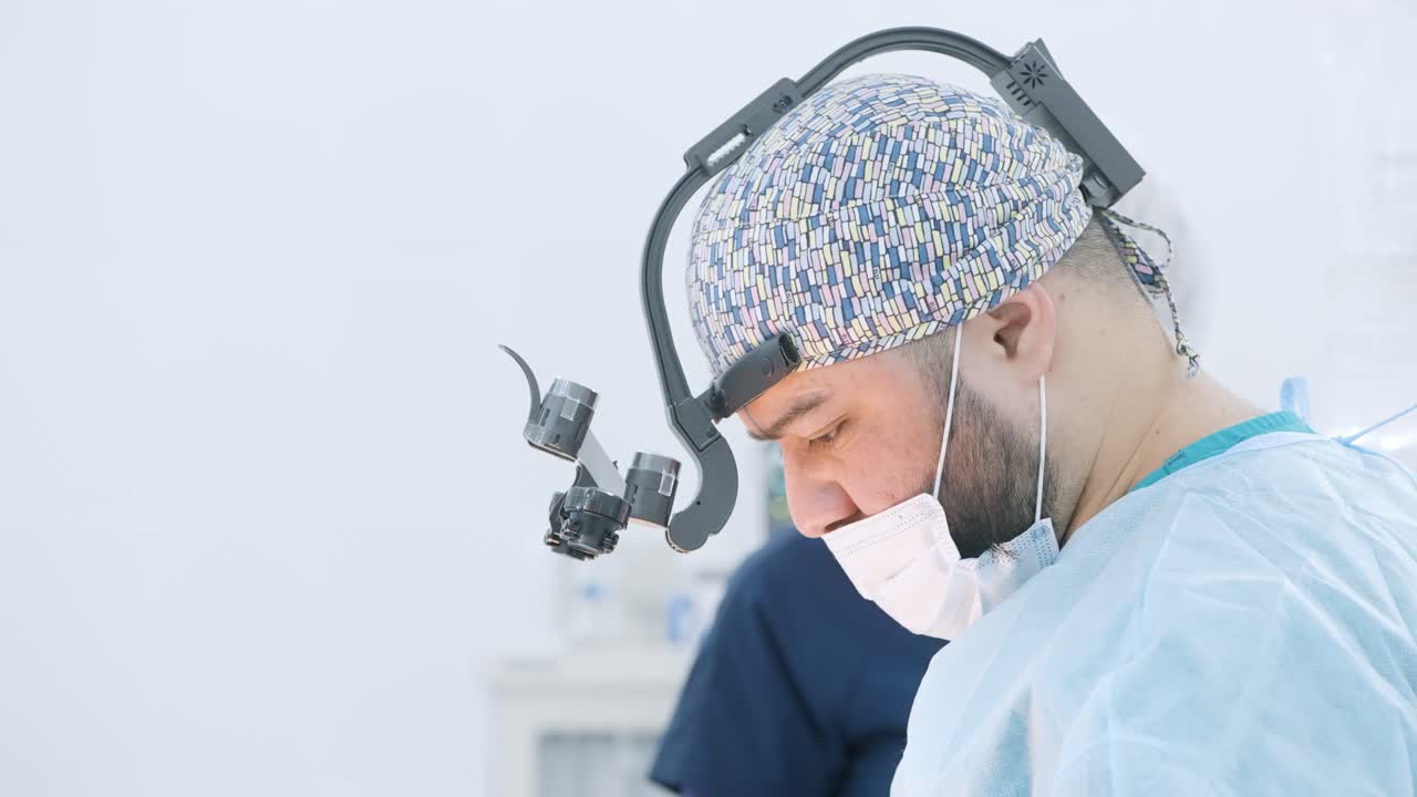 cirujanos en la sala de operaciones