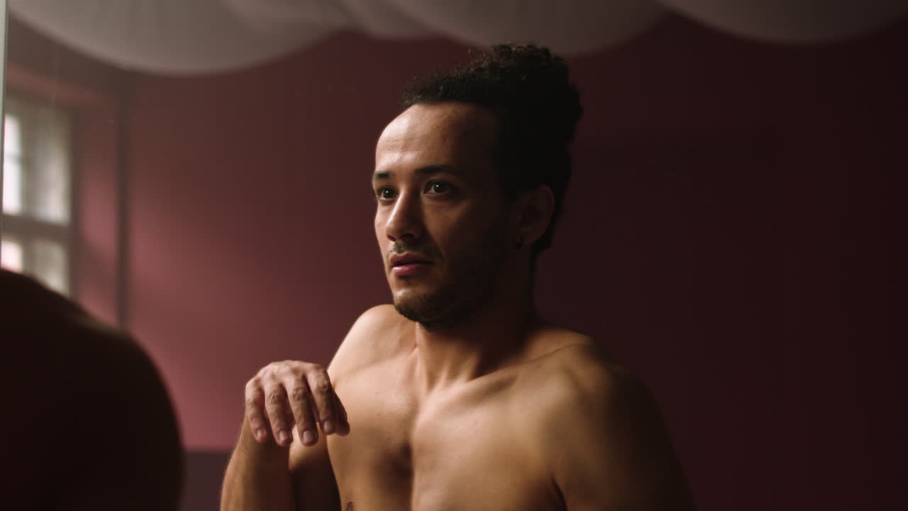 거울 앞 에 있는 젊은 남자