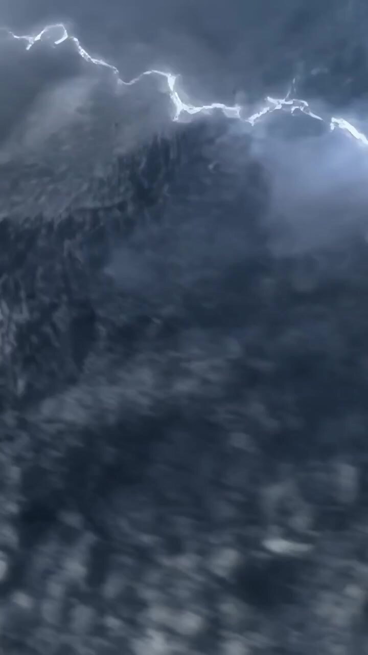 Video verticale: Superficie del mare agitata che si muove durante una tempesta, fulmini che illuminano per rivelare la schiuma