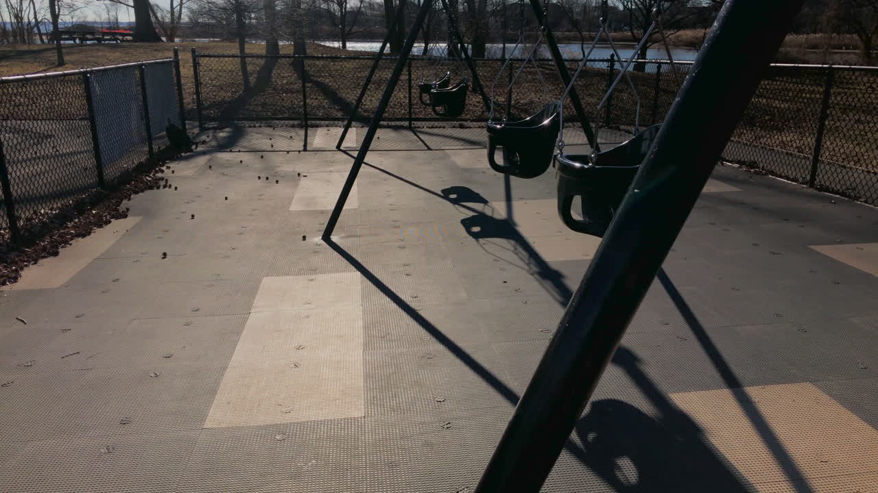 Altalena vuota per bambini nel parco, in inverno