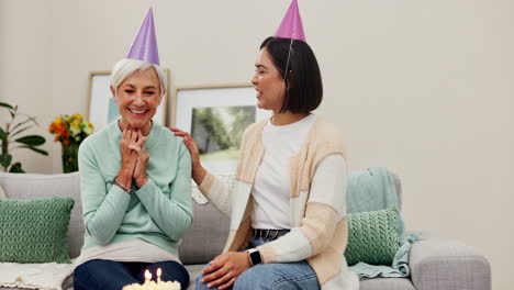 madre anciana, mujer y deseo feliz cumpleaños