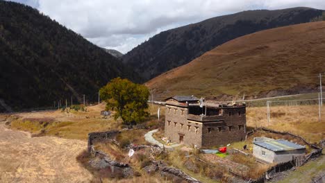 traditional tibetan house in sichuan xingduqiao jiagenba hillside illuminated by sunlight