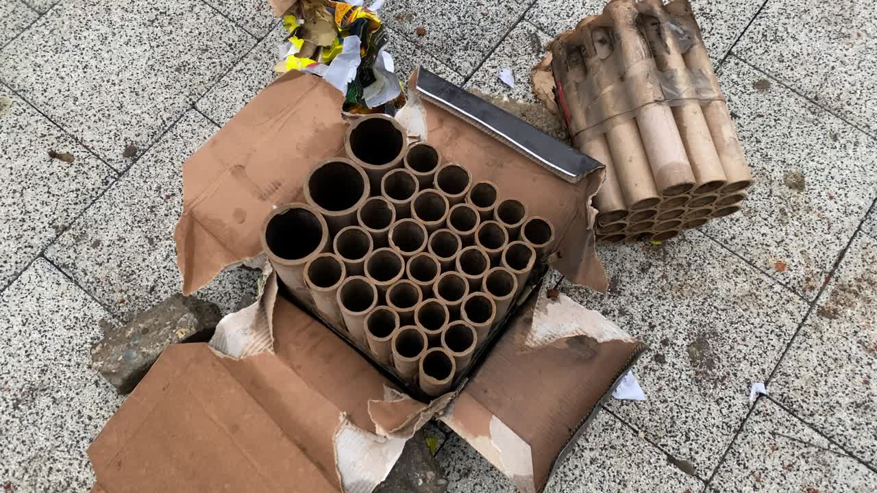 fuegos artificiales quemados, petardos en el pavimento después de una explosión en vacaciones