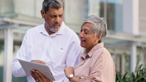 mujer de negocios, pareja y tableta para al aire libre