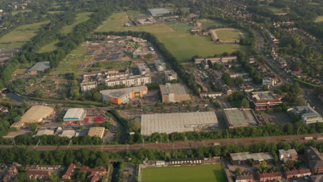 Toma-Aérea-Dando-Vueltas-Sobre-El-Distrito-De-Almacenes-De-Maidenhead.