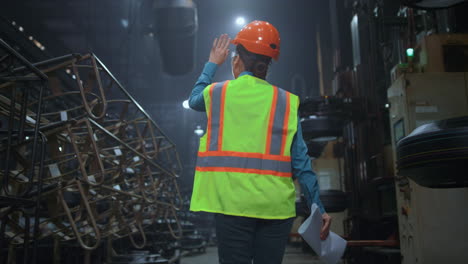 supervisora de trabajo en un enorme almacén digital de tecnologías modernas.