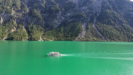 Paseo-En-Barco-Navegando-En-Un-Hermoso-Lago-Y-Montaña