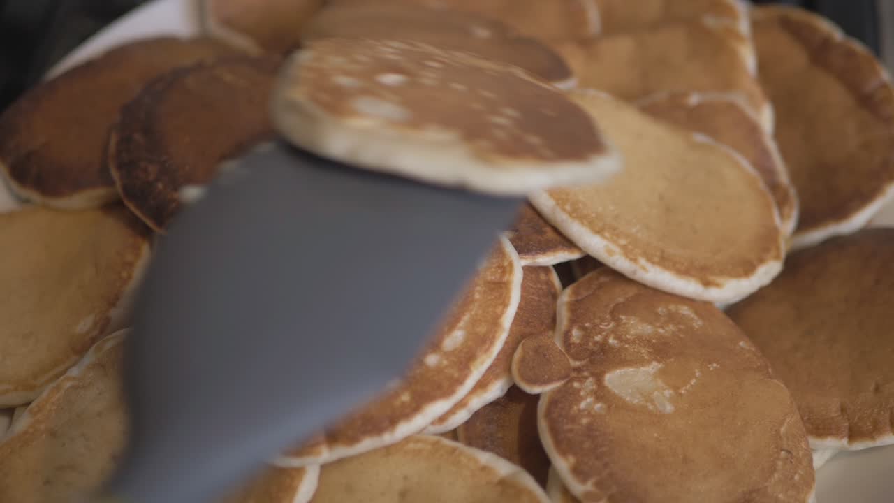 panqueques americanos horneados en un plato-1