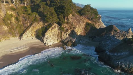 4K-UHD-Drohne---DJI-Luftaufnahmen-Der-Bezaubernden-Mcway-Falls-Und-Des-Strandes-Im-Julia-Pfeiffer-Burns-State-Park,-Am-Highway-One,-Big-Sur,-Kalifornien-|-Roadtrip-An-Der-Westküste-Der-USA