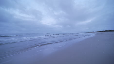 Schnelles-Reisen-In-Der-Nähe-Des-Sandes-Entlang-Des-Mittelmeers-Am-Frühen-Morgen