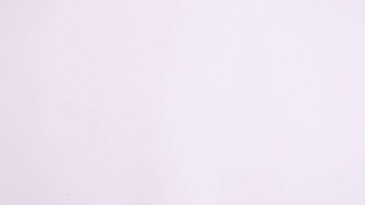 Composizione rosa pastello e dorata per Pasqua su sfondo bianco. Stop motion in stile flat lay