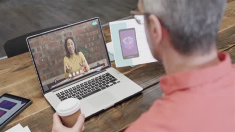 hombre de negocios caucásico en una videollamada con una colega caucásica en la pantalla