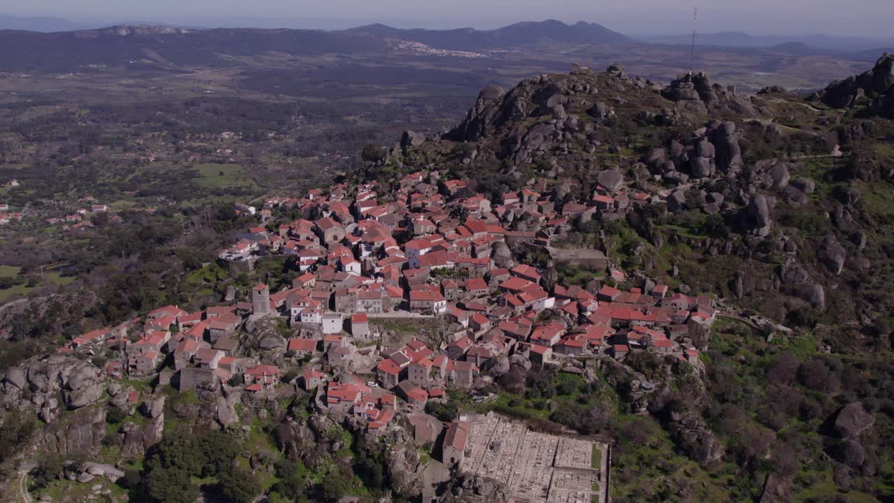 tomada lateral de la aldea histórica de monsanto portugal en la cima de la colina, aérea