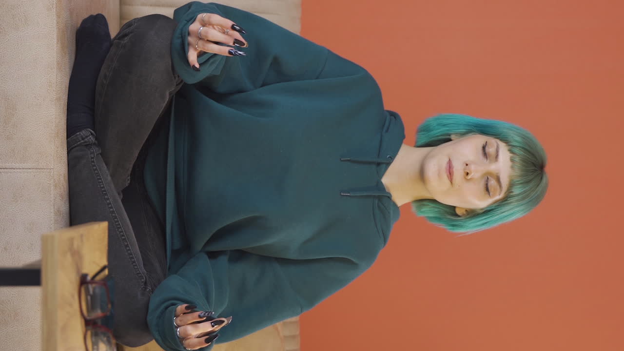 Video verticale di giovane donna che medita