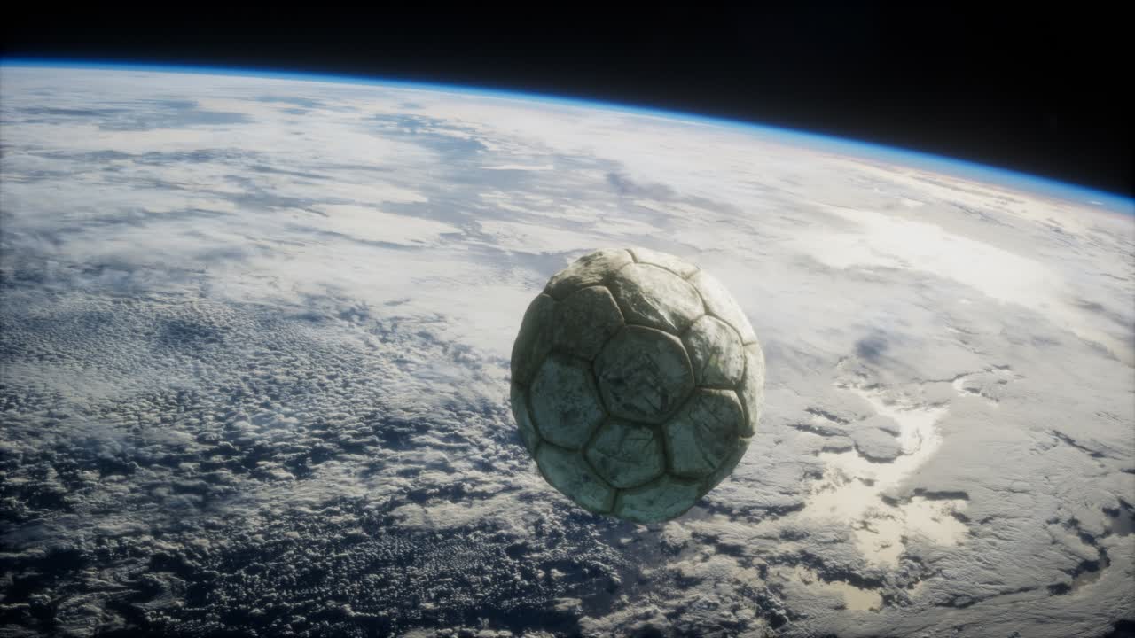 vieja pelota de fútbol en el espacio en órbita terrestre
