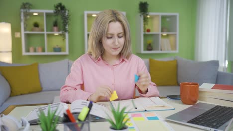la joven que no puede recordar las notas que tomó.