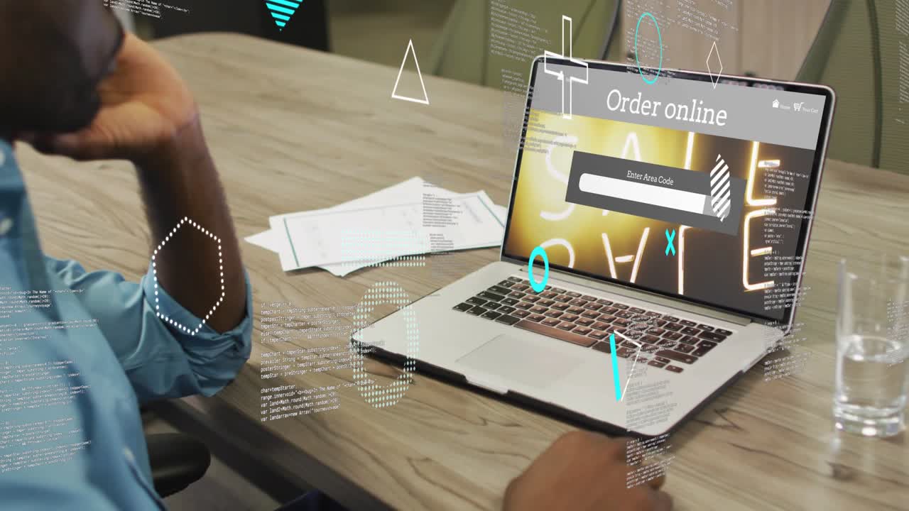 Uomo che appoggia il mento, toccando un tablet, attivando forme di e-commerce in AR intorno al laptop mentre inserisce il codice.
