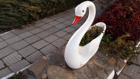 Cisne-Blanco-Hecho-De-Piedra.-Decoración-De-Exteriores