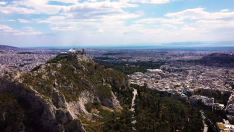 Lycabettos,-La-Colina-Más-Alta-De-Atenas,-Vista-A-Vista-De-Pájaro-Filmada-Por-Un-Dron