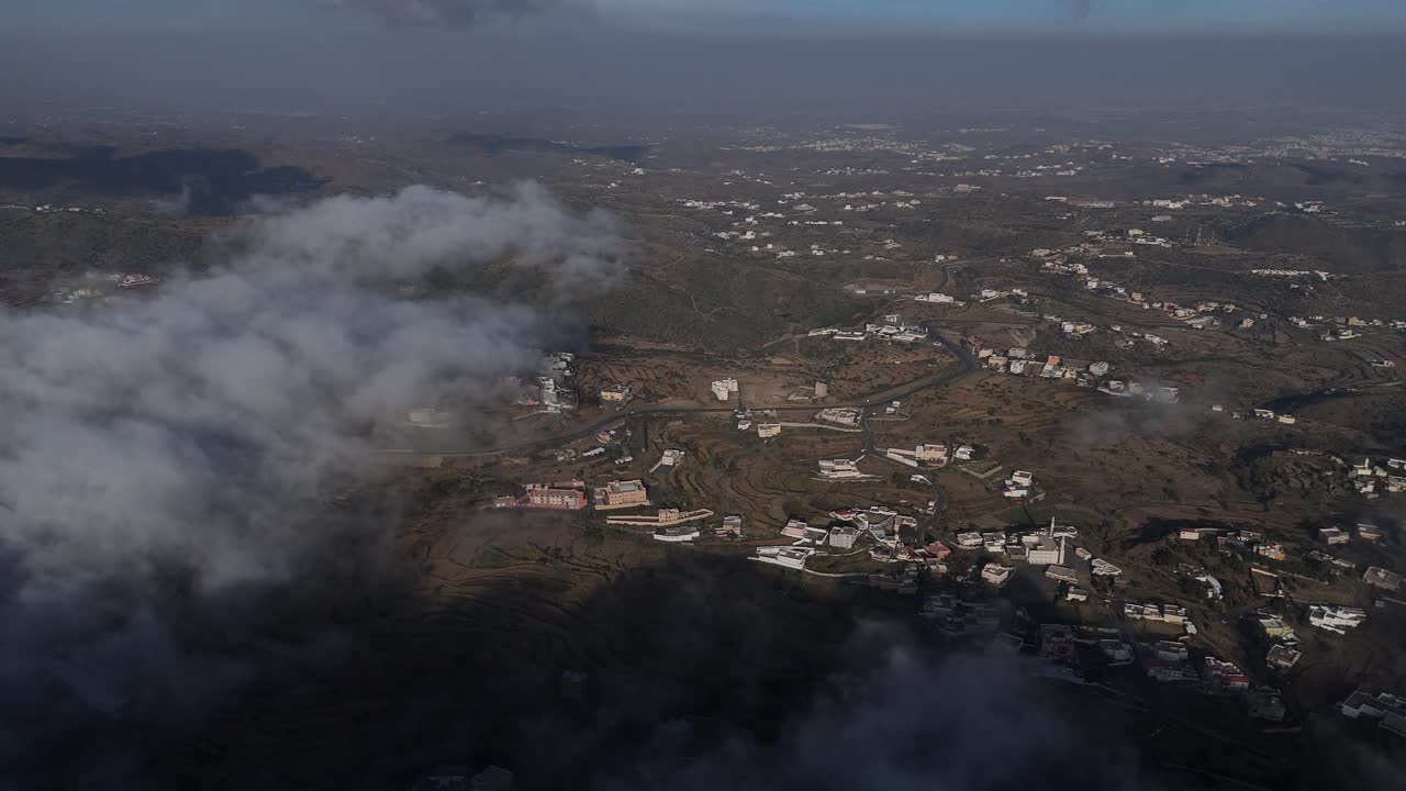 vuelo aéreo hacia la ciudad de abha, arabia saudita. descendiendo