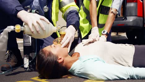 equipo de ambulancia haciendo un masaje cardíaco