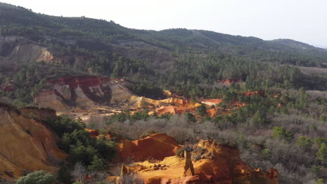 Montañas-Rustrel-Suelo-Rojo-Y-Paisaje-Forestal-Aéreo-Colorado-Provenzal