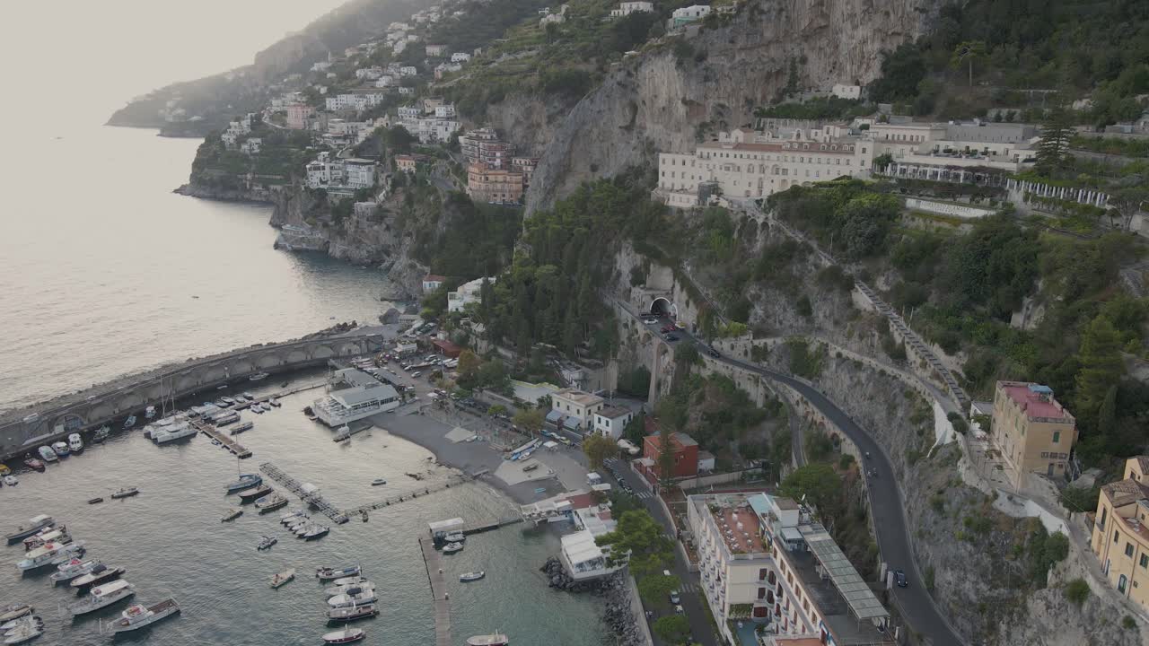 vista aérea de drones de amalfi, ciudad en el mar mediterráneo, italia