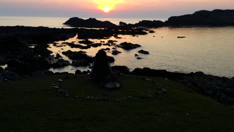 Atemberaubende-Meereslandschaft,-Die-Einen-Wunderschönen-Sonnenuntergang-Offenbart.-Szene-Mit-Meditierendem-Mann