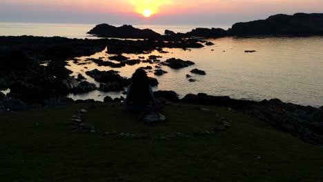 Increíble-Paisaje-Marino-Que-Revela-Una-Hermosa-Puesta-De-Sol.-Escena-Del-Hombre-Meditando