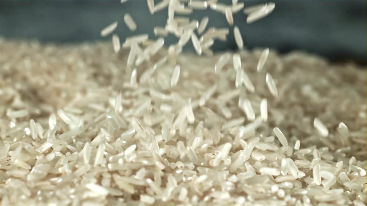 Chicchi di riso bianco che cadono al rallentatore