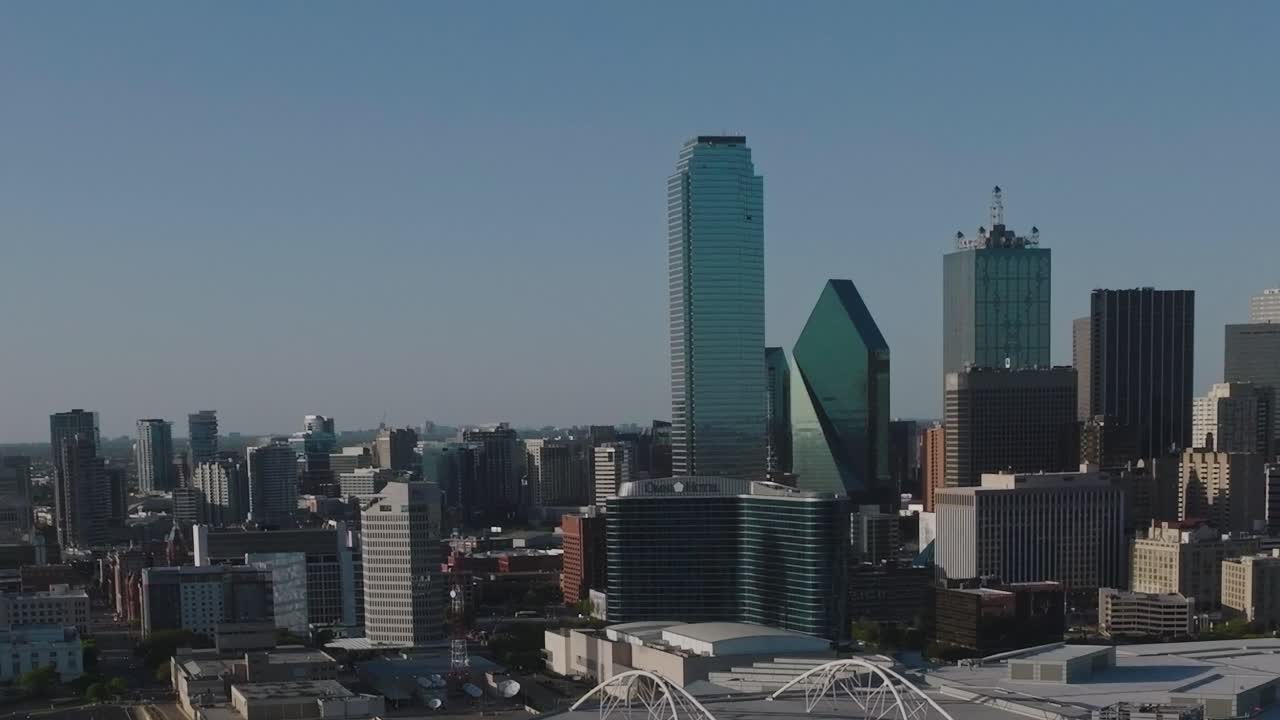 Vista aérea da linha do horizonte do centro de Dallas durante o dia
