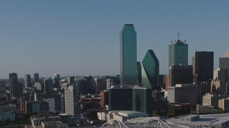 Vista aérea da linha do horizonte do centro de Dallas durante o dia