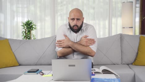 Hombre-Trabajador-De-Oficina-En-Casa-Frío,-Sensación-De-Frío.