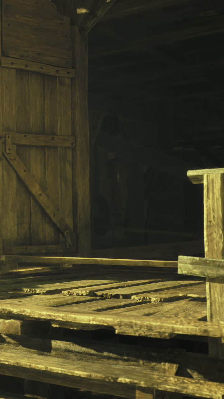 Porta e struttura in legno nella penombra di un vecchio fienile in una serata tranquilla.