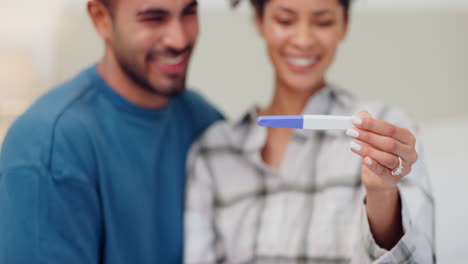 pareja, manos y prueba de embarazo para positivo
