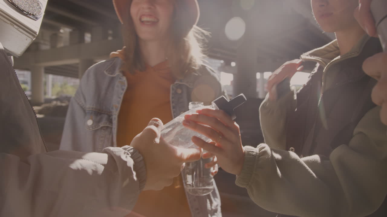 젊은 친구들이 물을 마시고 있습니다.