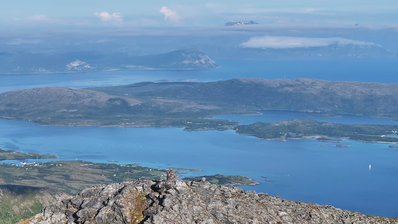 노르웨이의 론케틴덴 (lonketinden) 의 바위 산에서 발견된 마을 섬