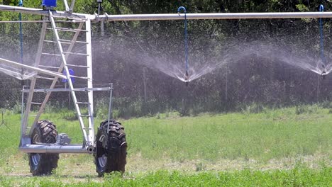 tecnología de riego agrícola automatizado push in shot 4k 30fps