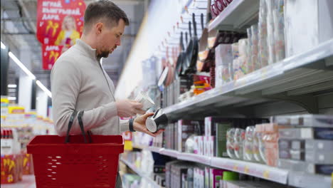 hombre comprando utensilios de cocina en un supermercado