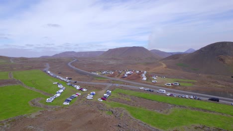 vista aérea de vehículos estacionados, valle de geldingadalir en islandia - disparo de drones